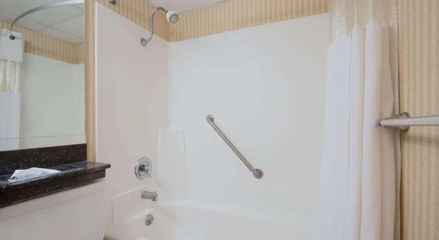 Четырёхместный номер Standard Ramada Plaza & Conference Center by Wyndham Gillette