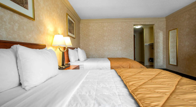 Четырёхместный номер Standard с видом на бассейн Clarion Hotel & Conference Center Toms River