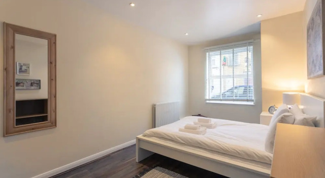 Stylish 4 Bedroom Property in East London, Забронировать Дом для отпуска Коттеджи Лондона, рядом с Бетнал Грин, Коттедж