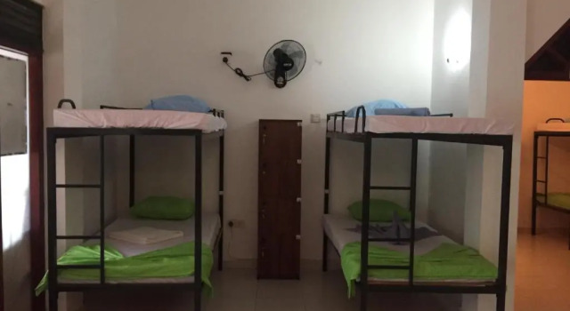 Кровать в общем номере Damith Guest House