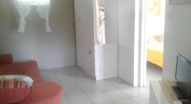 Apartment With one Bedroom in Le Gosier, With Enclosed Garden and Wifi, Varaa Huoneisto Hotellit Grande-Terre uima-altaalla, Uima-allas