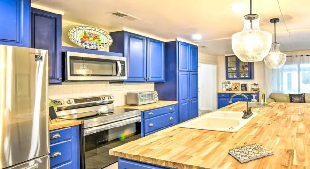Коттедж с 3 комнатами с балконом Bright Beaufort Home w/ Porch & Fire Pit!