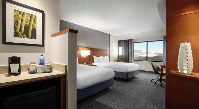 Четырёхместный номер Standard с балконом Courtyard by Marriott Greenville