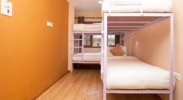 Кровать в общем номере Holiday Hostel