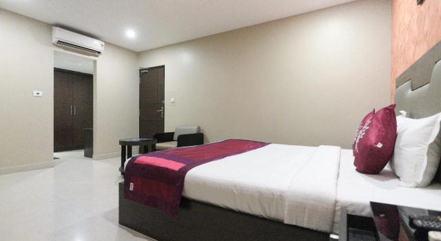 Люкс Standard OYO 78419 Collection O Prime Santhome Inn