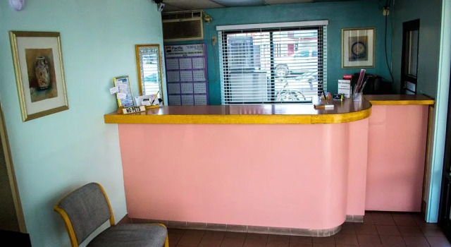 Amenity Motor Inn, Забронировать Отель Отели Прово с парковкой, рядом с Crandall Historical Printing Museum, Парковка