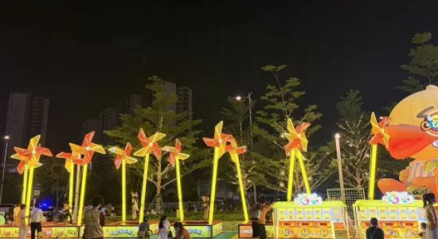 By Yongjiang River (Nanning Qingxiu District Longhu Paradise Walk)