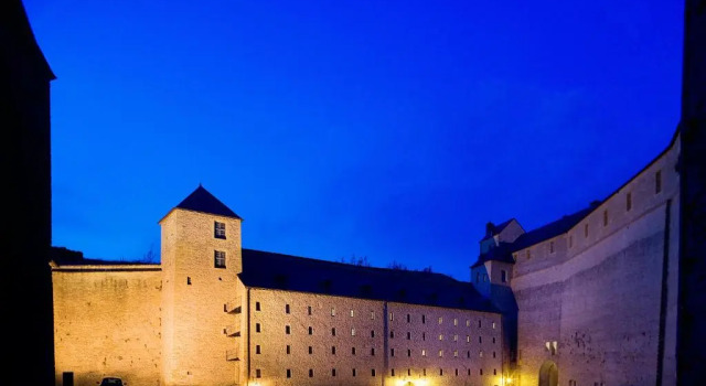Hôtel Le Château Fort de Sedan, Забронировать Отель Седан Ardennes, рядом с Ботанический сад в Седане