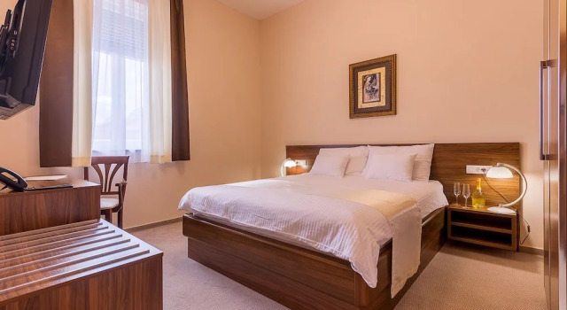 Hotel Maroon