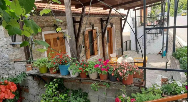 Lamprou V. House, Book Hotel Mouresi 