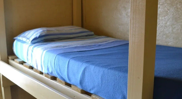 Кровать в общем номере с красивым видом из окна Lobo Hostel Bar