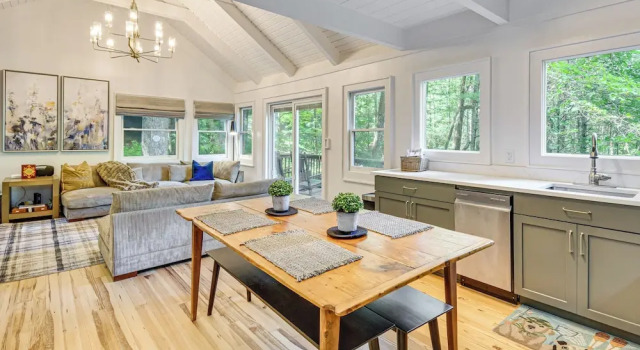 Newly Renovated: Pet-friendly Sapphire Retreat!, Забронировать Апартаменты/квартира Отели Сапфира с парковкой, Парковка