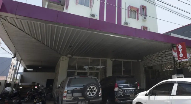 OYO 1527 Hotel Barkah, Book Hotel Hotels in Sulawesi with Parking, Parking