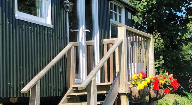 1 Bedroom Cabin Sleeps 2, Private Garden, Wifi