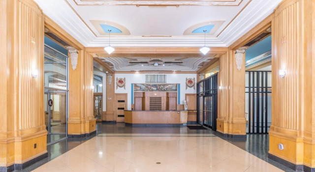 King Bed | Garage | Wifi | Skywalk Access & More!, Rezerwuj Hotel Hotele w Iowa z parkingiem, Parking