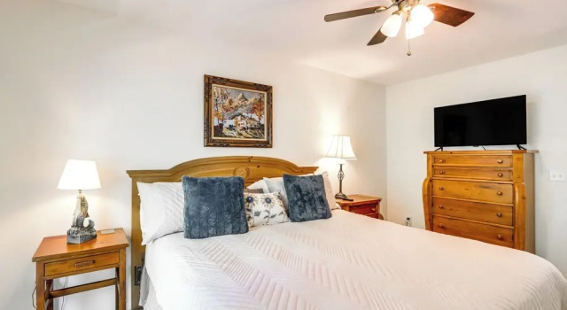 Ellijay Cottage w/ Creek Access & Private Hot Tub!, Rezerwuj Dom wakacyjny Domki letniskowe w Ellijay, Domek