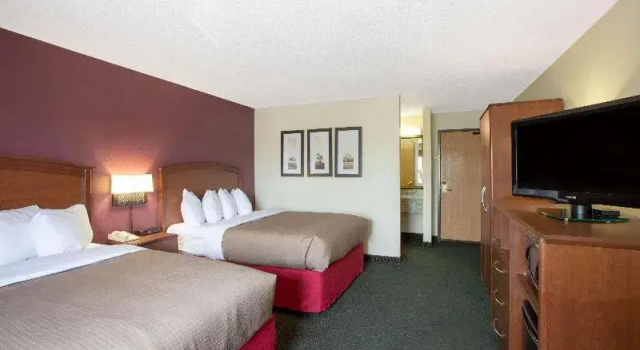 Четырёхместный номер Deluxe AmericInn by Wyndham Kearney