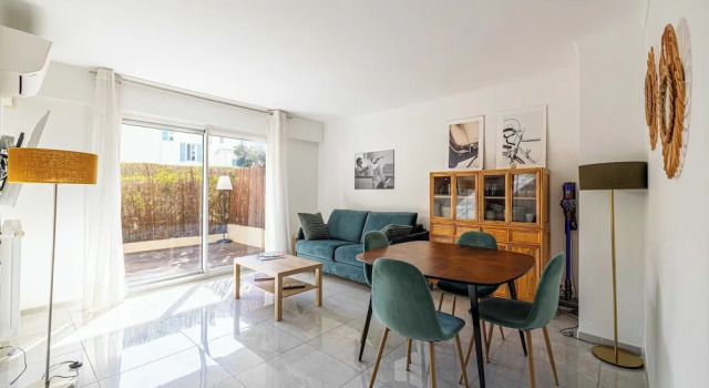 Апартаменты Charming Apartment With Large Terrace
