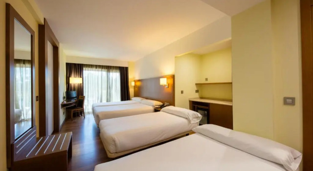 Четырёхместный номер Hotel Thalasso Cantabrico Las Sirenas 4 Superior