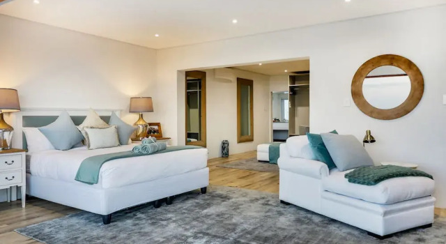 Jo Leo - Camps Bay Lux Villa with views & pool, Забронировать Отель Отели Cape Peninsula с бассейном, Бассейн