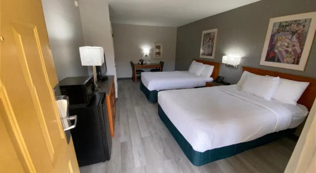 Четырёхместный номер Standard La Quinta Inn by Wyndham Tyler