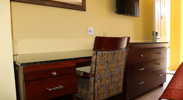Четырёхместный номер Economy Great Western Inn Pasadena