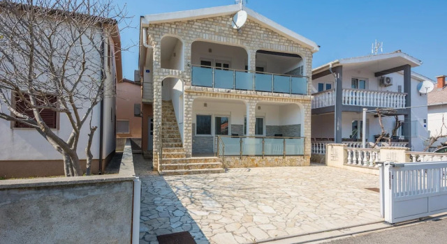 Apartment Wenig