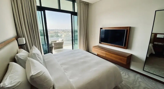 SuperHost - Spacious Apartment With Balcony and Large Pool, Забронировать Апартаменты/квартира Эмирейтс Хилс , рядом с Остановка трамвая Marina Towers