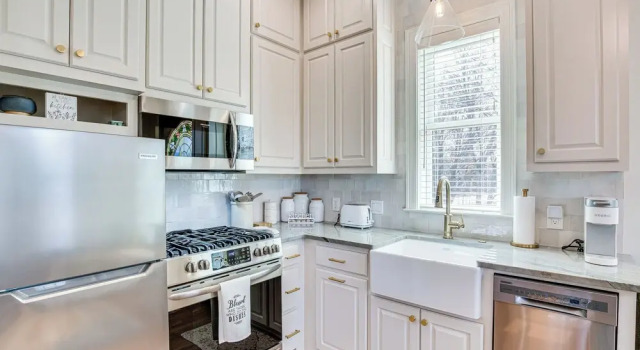 Апартаменты Historic Charnwood Guest House- 1 Mile to Downtown
