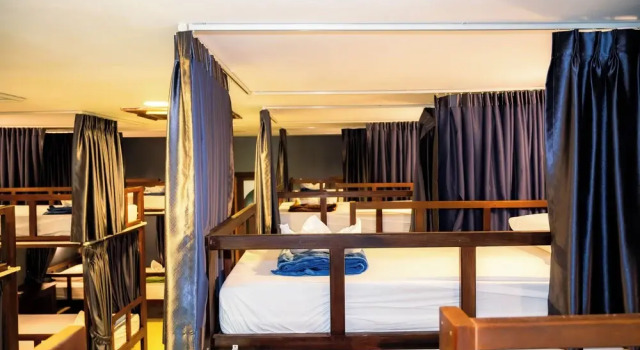 Кровать в общем номере с балконом River Nest Hostel