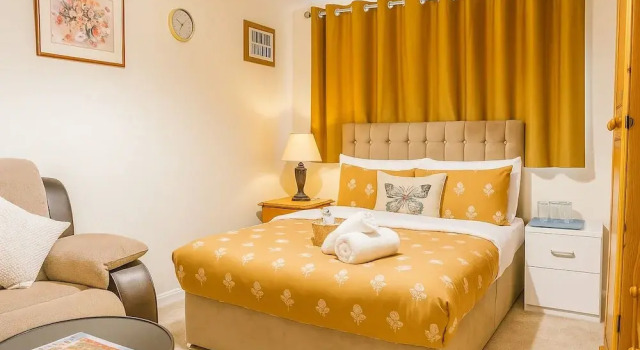 The RS Inn Cozy Homestay Premium Private Rooms Near Birmingham International Train Station, Airport, NEC For Company, Contractor and Leisure Stays - HS2, JLR Large Onsite Secure Parking, Varaa Bed and Breakfast Kingshurst Solihull