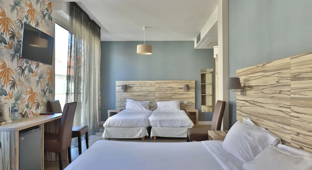 Четырёхместный номер Standard с балконом Hotel Marbella