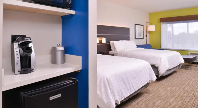 Четырёхместный номер Executive Holiday Inn Express & Suites Mall of America - MSP Airport by IHG