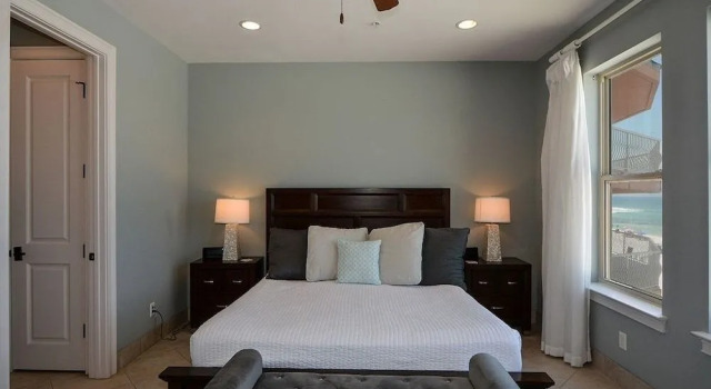 Ocean Front Escape 4 Bedroom Home by RedAwning, Rezerwuj Hotel Hotele w Emerald Coast z parkingiem, Parking