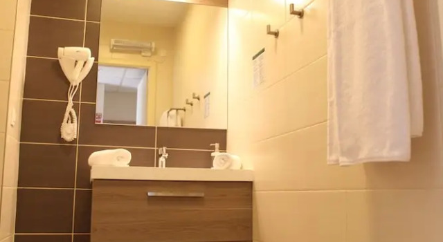Двухместный номер Standard с балконом The Originals Boutique, Hotel lOccitan, Aubagne