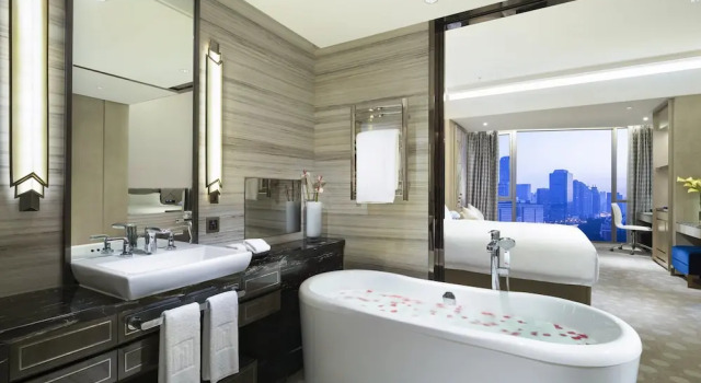 Двухместный номер Deluxe Grand Millennium HongQiao Shanghai