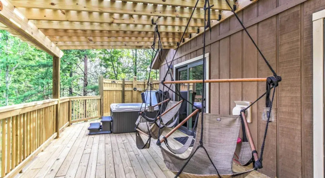 Hot Tub & Loft: Mountain-view Sevierville Cabin