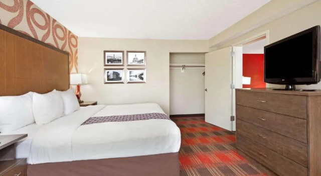 Двухместный люкс c 1 комнатой La Quinta Inn & Suites by Wyndham DC Metro Capital Beltway