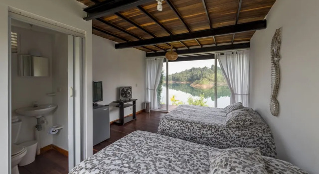 Шале с балконом Hotel Pietrasanta Cabañas frente a la Represa Peñol Guatape