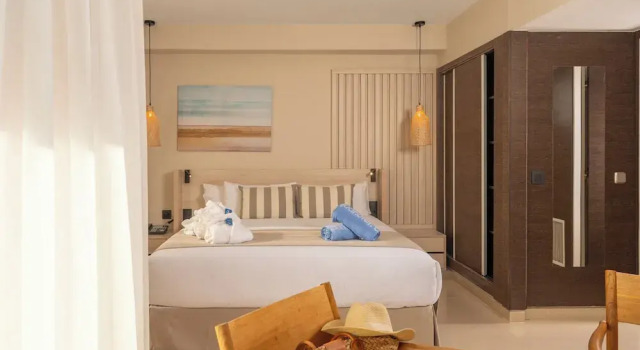 Двухместный Полулюкс с балконом AQUA Hotel The Breeze & Spa