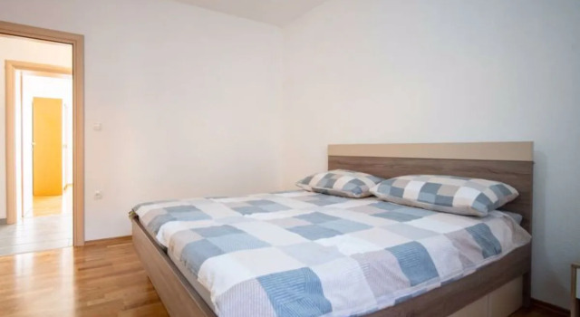 Suzy (SNJ139), Prenota Hotel Segna 