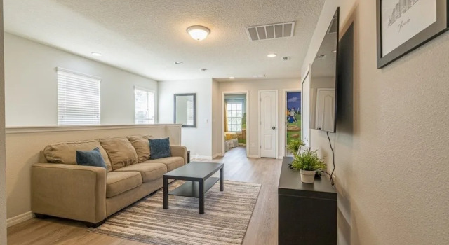 Lovely 5br Townhouse At Windsor At Westside 5 Bedroom Townhouse by RedAwning