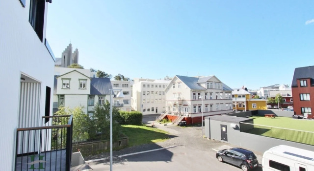 New Downtown Apartment With Free Parking, Забронировать Апартаменты/квартира Отели Акюрейри с парковкой, рядом с Hof - Cultural Center and Conference Hall, Парковка
