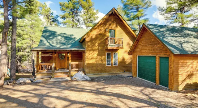 Коттедж с 4 комнатами с балконом Rustic Pagosa Springs Cabin w/ Hot Tub + Game Room