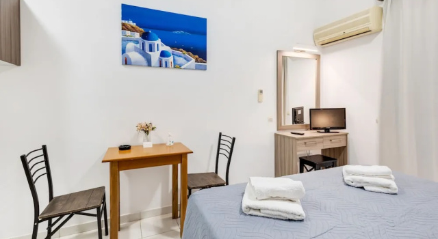 Студия с балконом и с видом на сад Johnhara Studios & Apartments