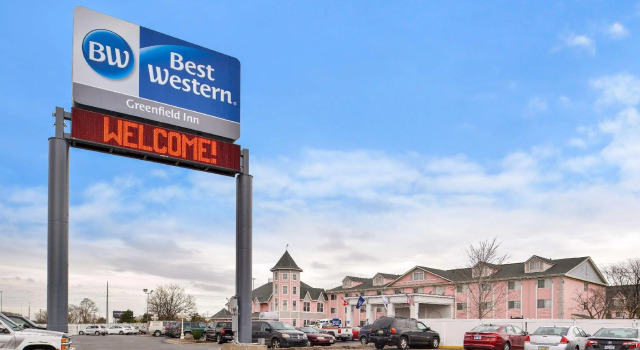 Кровать в общем номере Best Western Greenfield Inn