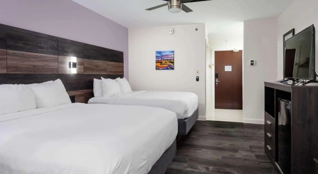 Четырёхместный люкс HOM Hotel Gainesville, SureStay Collection by Best Western