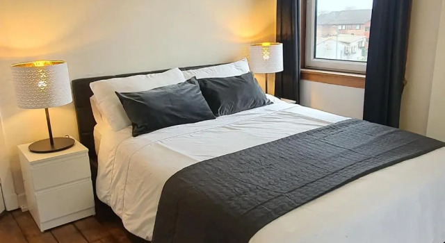 Large 3 Bed Apartment Glasgow West End Free Parking & Electric Vehicle point, Забронировать Апартаменты/квартира Отели Glasgow & The Clyde Valley с парковкой, Парковка