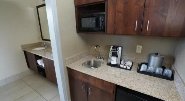 Creekside Hotel & Suites