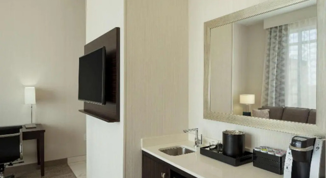 Четырёхместный номер Premium Embassy Suites Louisville Downtown